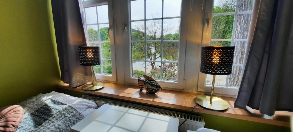 um quarto com duas lâmpadas no parapeito da janela em Apartament Nectar Pond em Kudowa-Zdrój