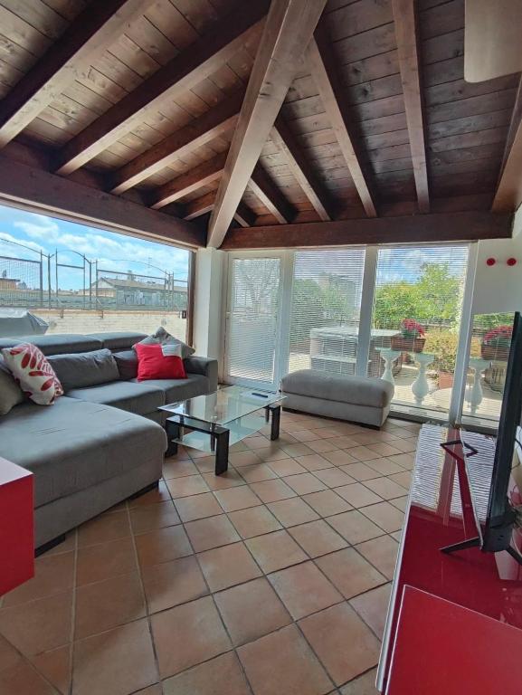 a living room with a couch and a table at Rooftop Terrace - elegante attico con idromassaggio in Milan