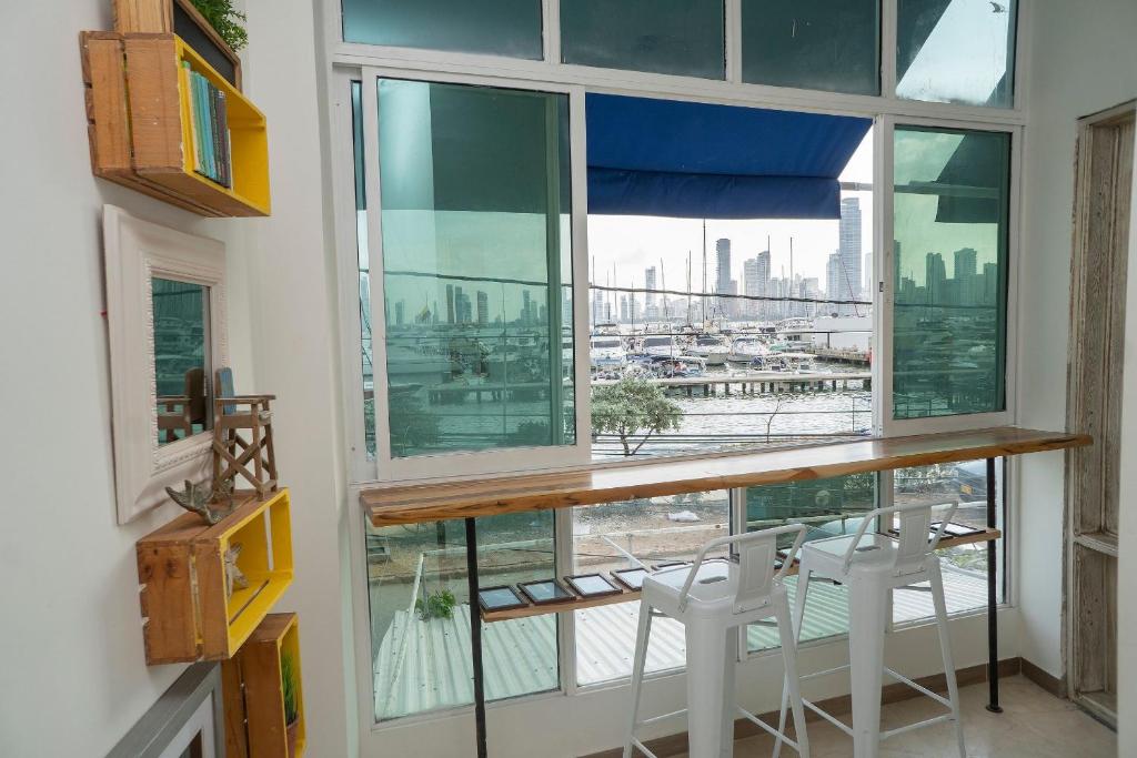 um quarto com uma janela com vista para a cidade em Casa Ramona : Suites Boutiques en Cartagena de Indias em Cartagena das Índias