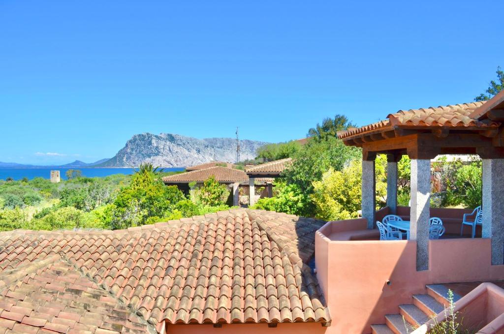 dach domu z widokiem na ocean w obiekcie ISS Travel, Panoramic Coda Cavallo Cottages - 10 km from San Teodoro w mieście San Teodoro