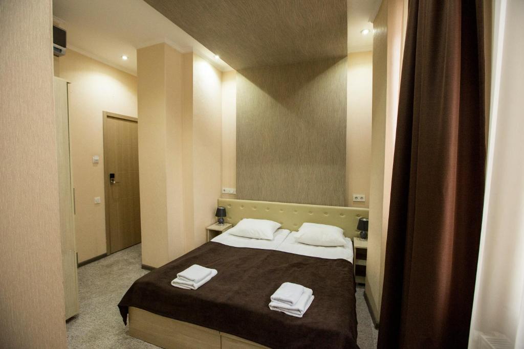 Postel nebo postele na pokoji v ubytování Tbiliseli Inn