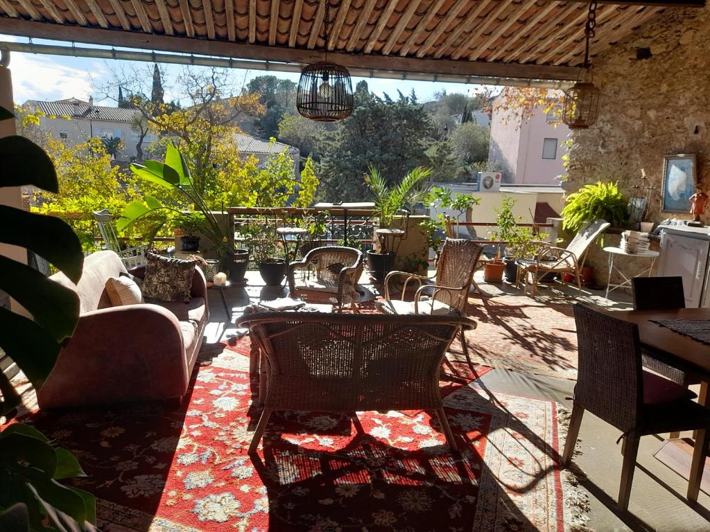 d'une terrasse avec une table et des chaises et une vue. dans l'établissement LA TERRASSE VIGNERONNE, à Fitou