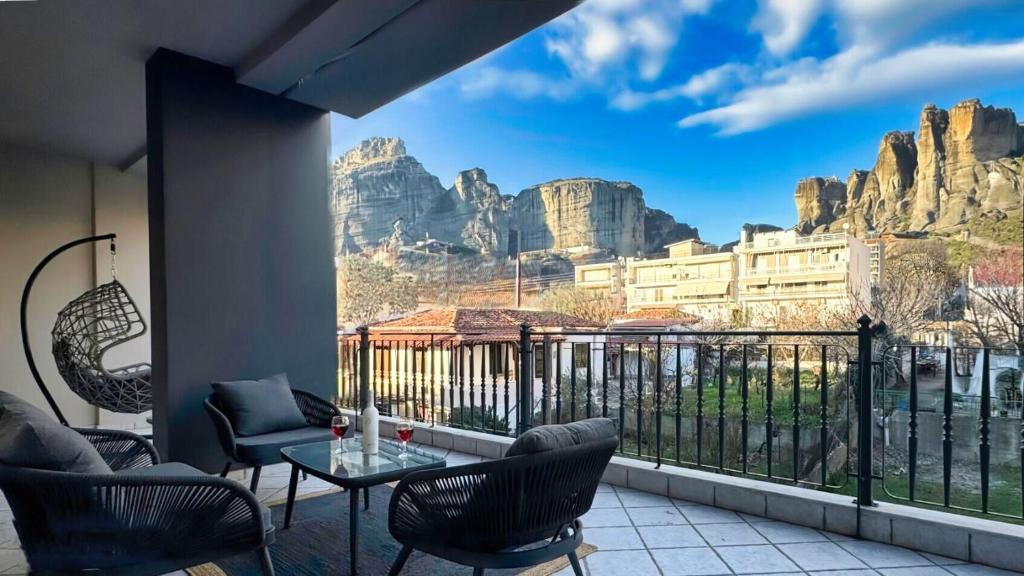 een balkon met uitzicht op de bergen bij Mountain Vista Residence in Kalabaka