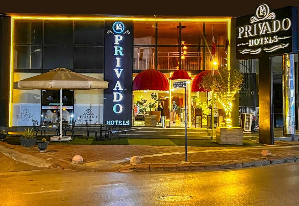 un restaurante en una calle de la ciudad por la noche en PRIVADO HOTELS, en Antalya