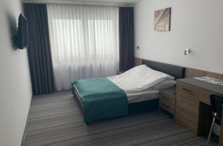 ヴロツワフにあるWyspa apartmentのベッドルーム1室(ベッド1台、デスク付)