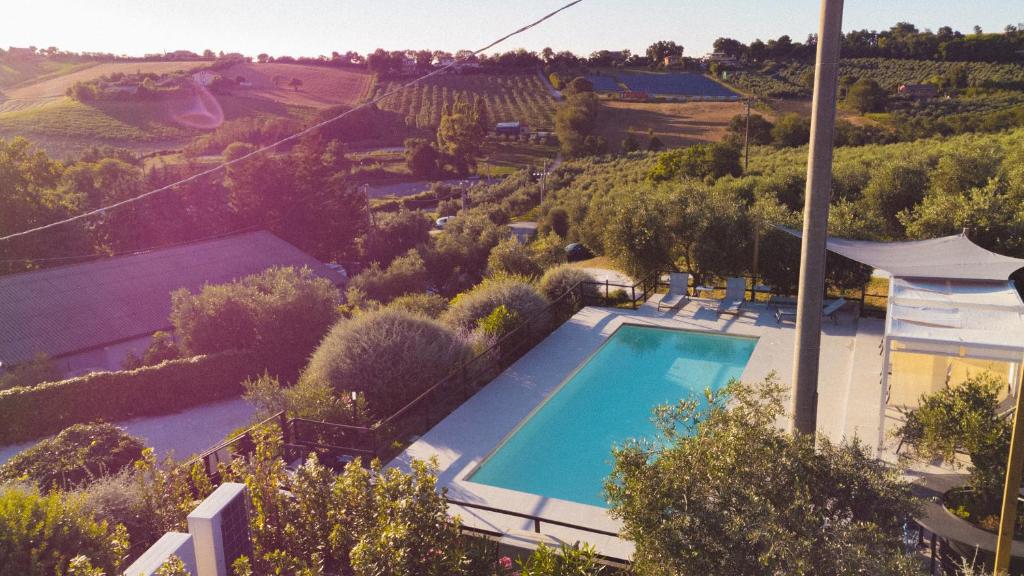 - une vue aérienne sur une maison avec une piscine dans l'établissement A3Passi, à Ancône