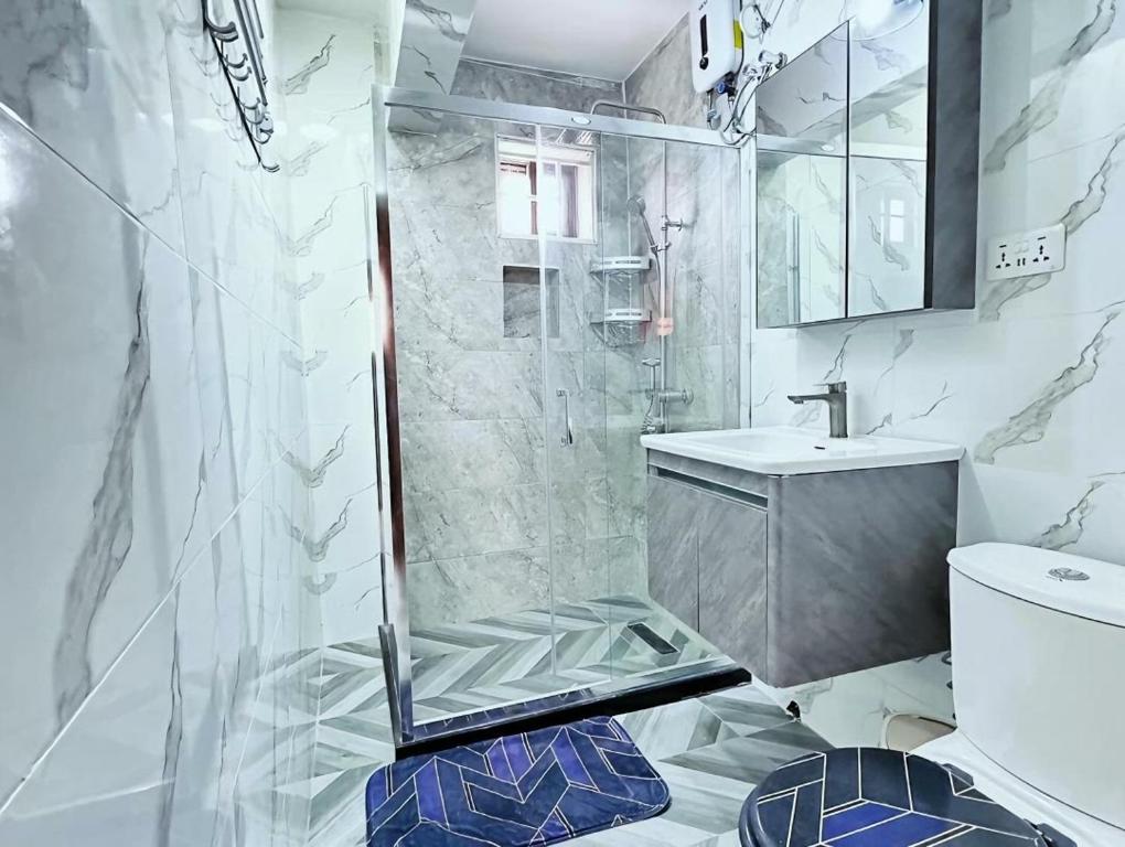 La salle de bains est pourvue d'une douche, de toilettes et d'un lavabo. dans l'établissement Apartment For Short and Long Stay, à Accra