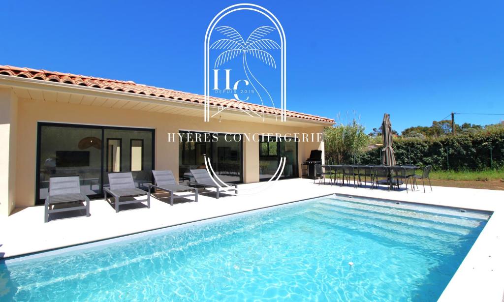 Piscina de la sau aproape de Villa moderne Giens proche plage piscine climatisation Wifi By HC