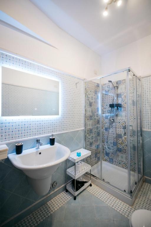 łazienka z umywalką i prysznicem w obiekcie BayView Apartment - Taormina Holidays w Taominie