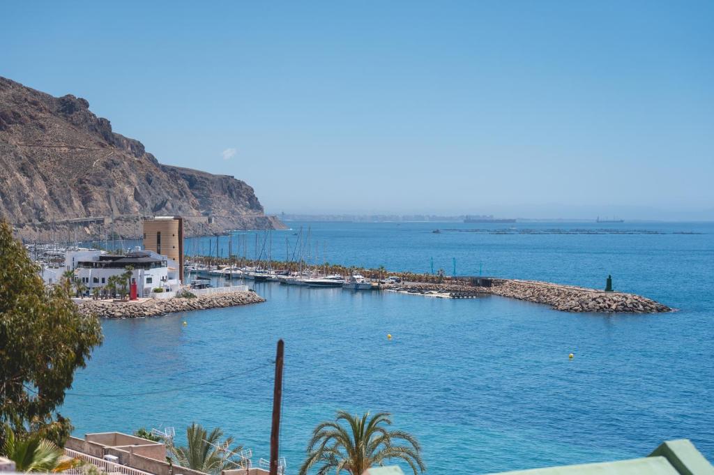 un grupo de barcos en un cuerpo de agua en Aguadulce Vista Mar, en Aguadulce