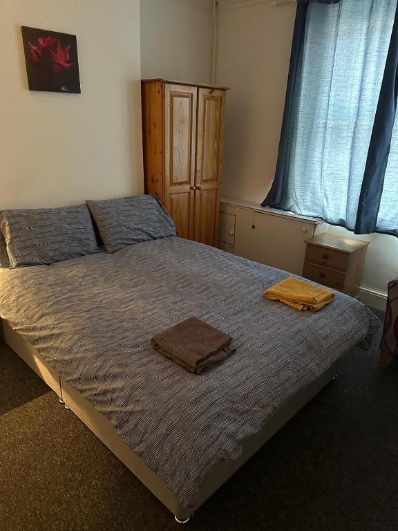 Postel nebo postele na pokoji v ubytování Luton Town House Near AIRPORT