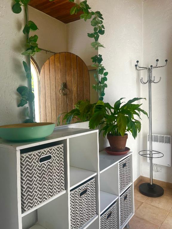 une vanité de salle de bain avec un lavabo et un miroir dans l'établissement Gîte de l'Olivier, à Nyons
