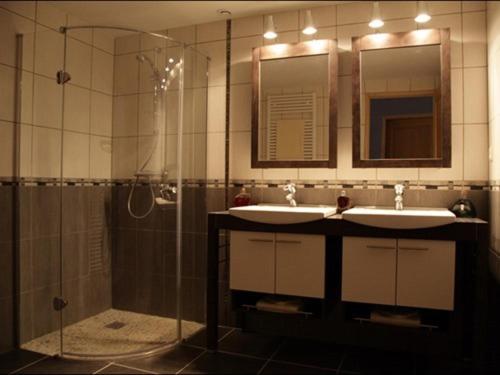 y baño con 2 lavabos y ducha. en Gîte des 3 Hiboux, en Mondon