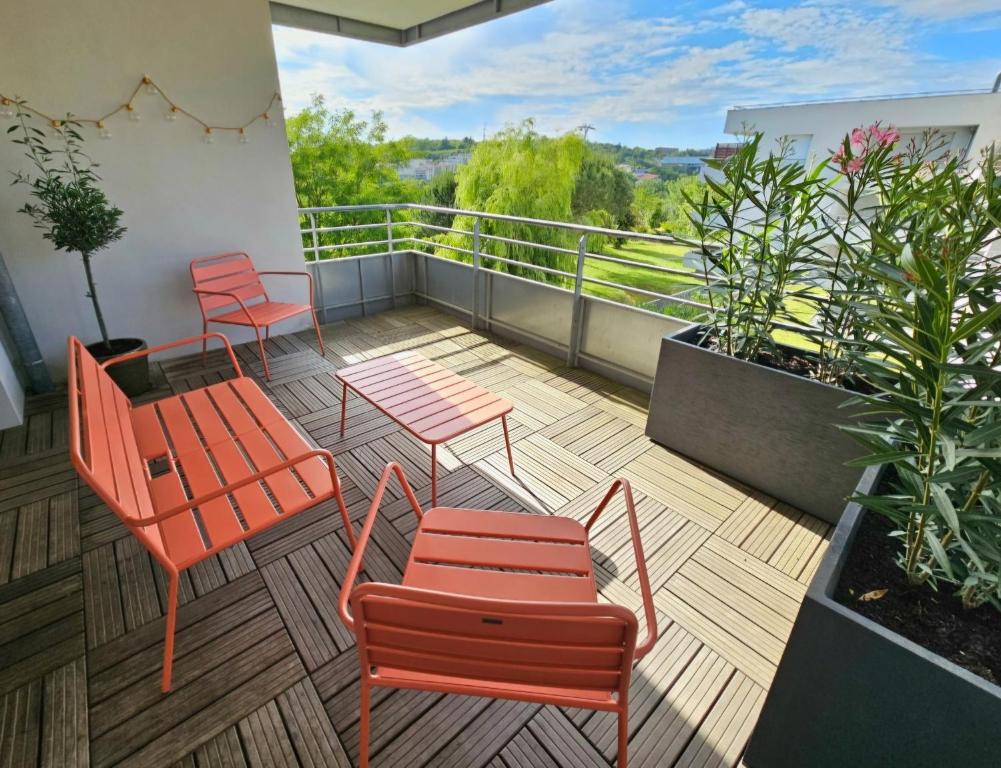 un balcon avec des chaises et des tables orange et des plantes dans l'établissement T3 Universités & Hospitals - Havre de paix près Toulouse - parking - terrasse, à Toulouse