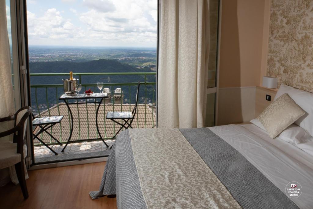 Postel nebo postele na pokoji v ubytování Hotel Vista Lago
