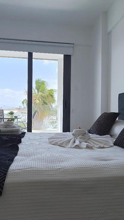 Postel nebo postele na pokoji v ubytování Larvella Estia Luxury Suites