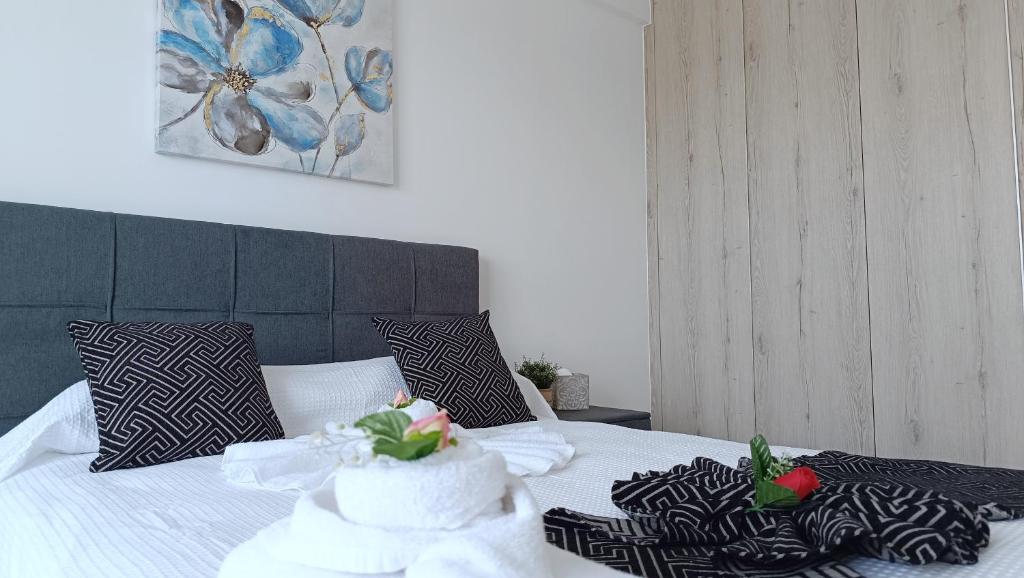 Postel nebo postele na pokoji v ubytování Larvella Estia Luxury Suites