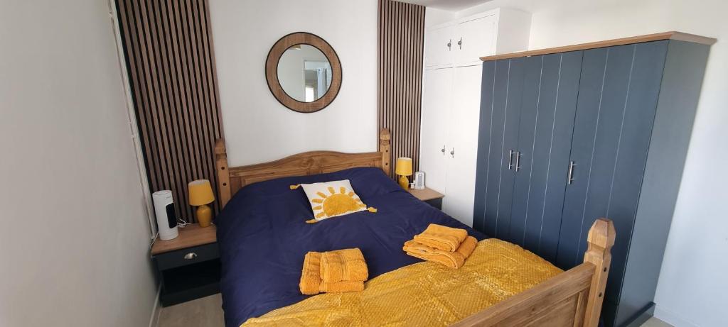 1 dormitorio con 1 cama con sábanas amarillas y espejo en The Hideaway ll private garden Quiet Central, en Southport