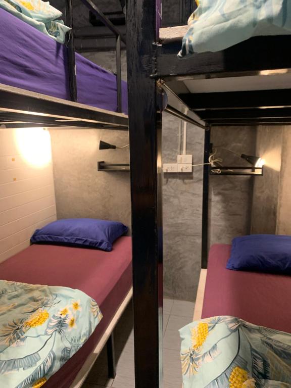 เตียงในห้องที่ 858hostel bkk in khaosan road