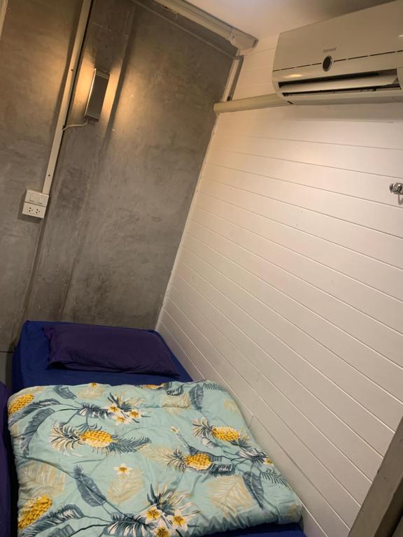 เตียงในห้องที่ 858hostel bkk in khaosan road