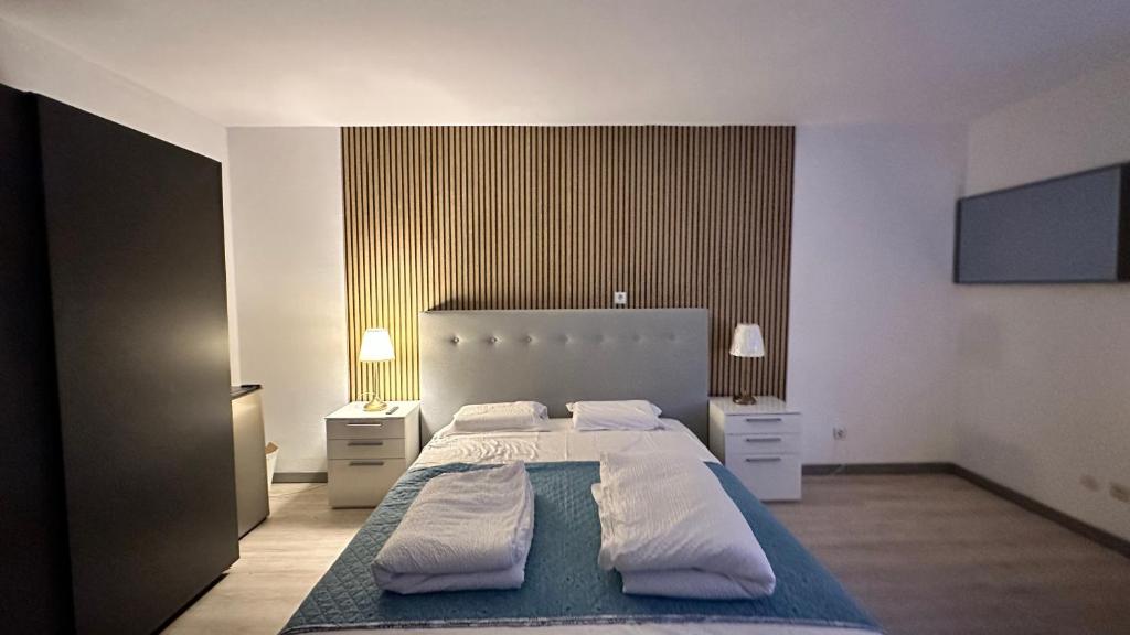 1 dormitorio con 1 cama grande y 2 almohadas en Cloud9, en Dreieich