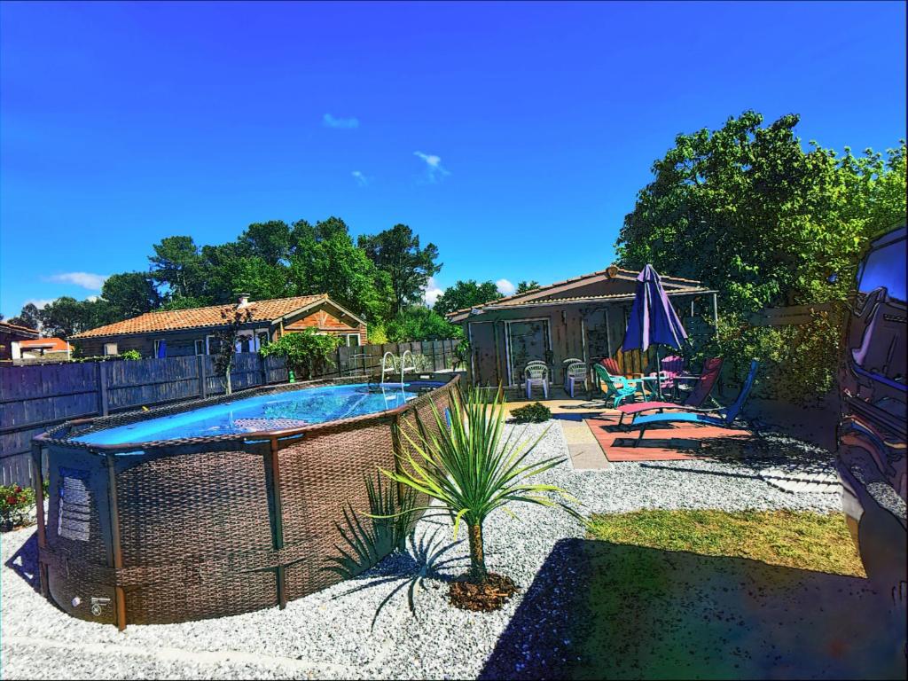 une arrière-cour avec une piscine et une maison dans l'établissement MAISON PISCINE PRIVEE 4a5 PERS9 & 11 KMs DES PLAGES OCEANES ET DU LAC, à Linxe