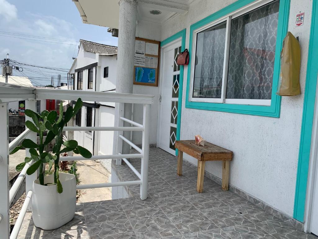 a porch of a house with a bench and a window at Janeth’s Place Apartamento in San Andrés