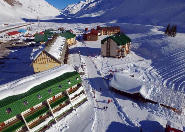 un grupo de edificios en la nieve en una montaña en Departamento en Lomas Blancas, Penitentes en Los Penitentes