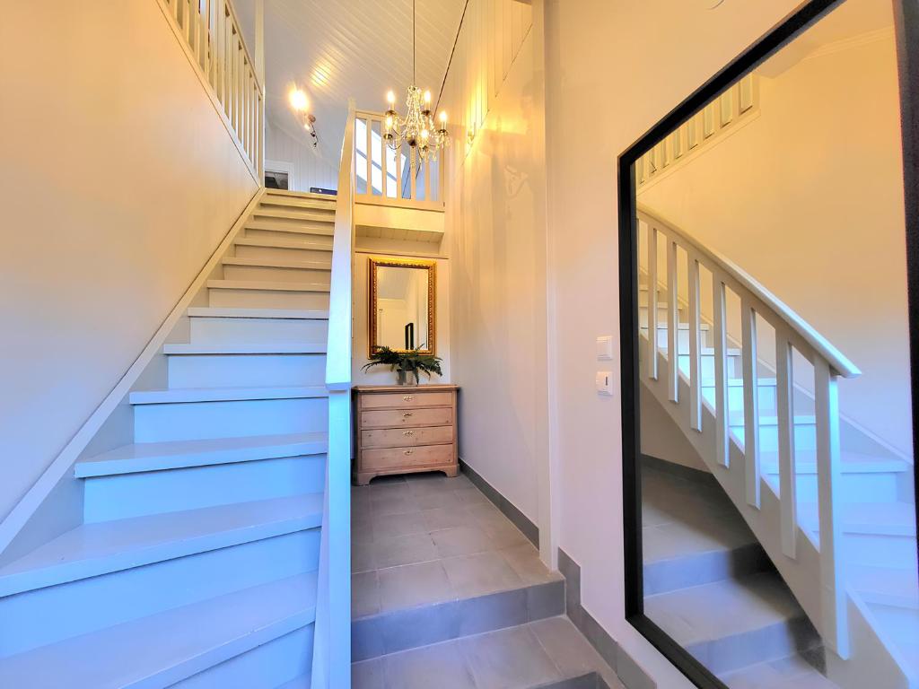 - un escalier dans une maison avec des escaliers bleus dans l'établissement Mercury House, Cathedral View ! Free Parking !, à Trondheim