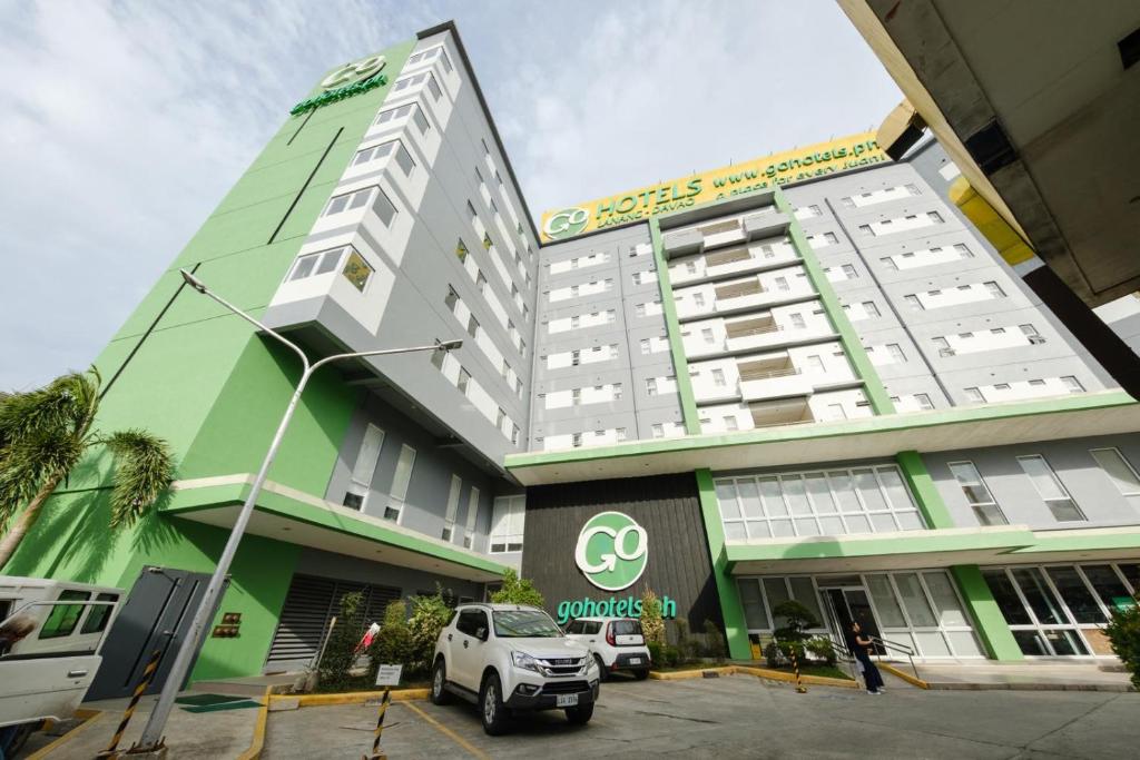 een witte truck geparkeerd voor een gebouw bij Go Hotels Lanang - Davao in Davao City