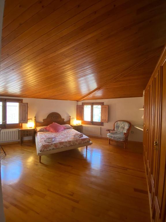 Postel nebo postele na pokoji v ubytování Cal Cutxó - Nou balneari rural per la família