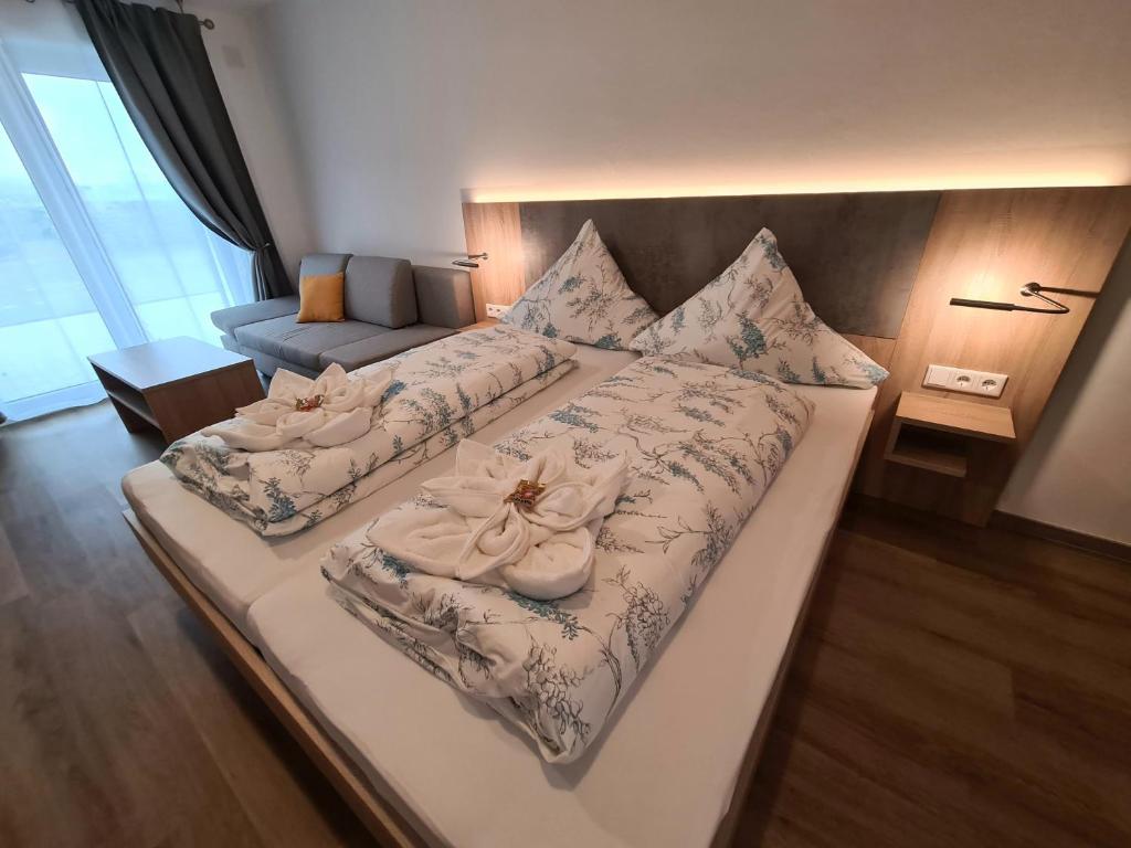 Postel nebo postele na pokoji v ubytování Hotel Pension Nordzeit