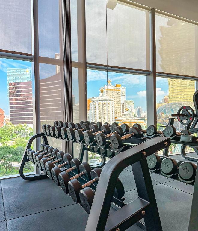 Fitness centrum a/nebo fitness zařízení v ubytování YOHO Treasure Island Hotel