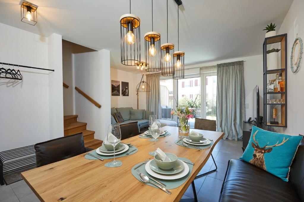 a dining room and living room with a table and chairs at 3KORNHAUS - Das neue Alpendomizil in Garmisch-Partenkirchen