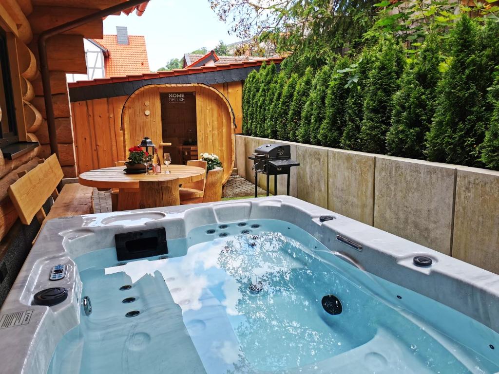eine Whirlpool-Badewanne im Hinterhof eines Hauses in der Unterkunft DAS Chalet mit Schlossblick in Wernigerode in Wernigerode