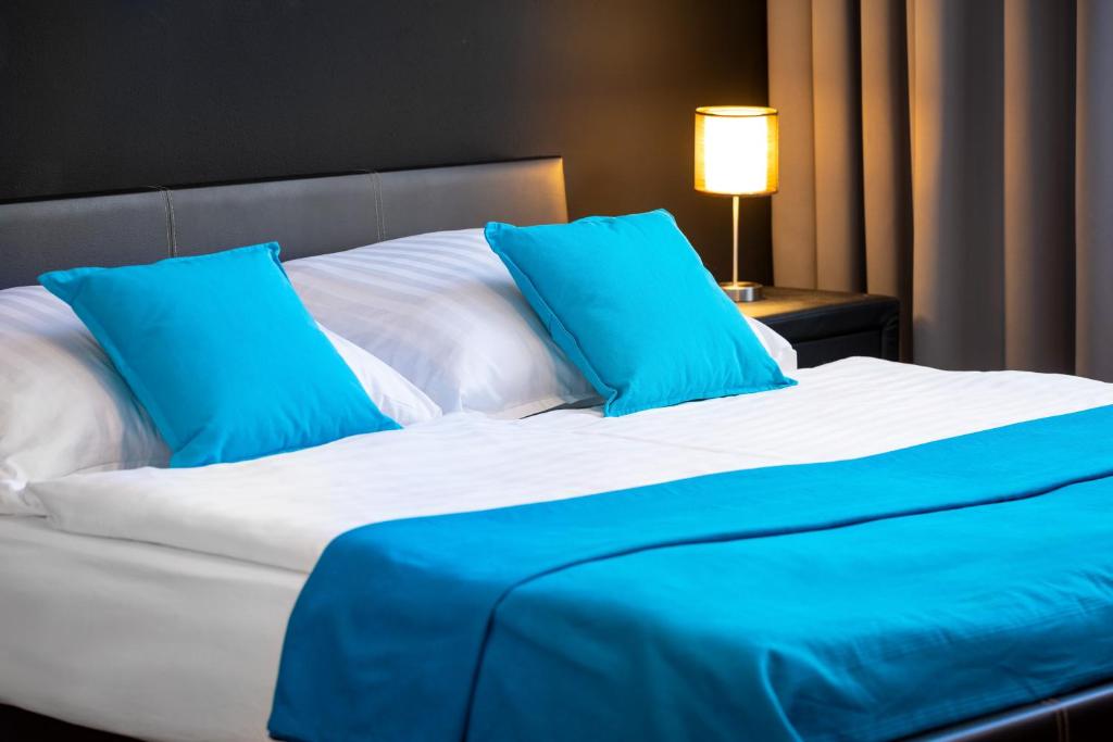 A bed or beds in a room at Skackavá - beautiful new apartment in direct centrum, 24h self check-in