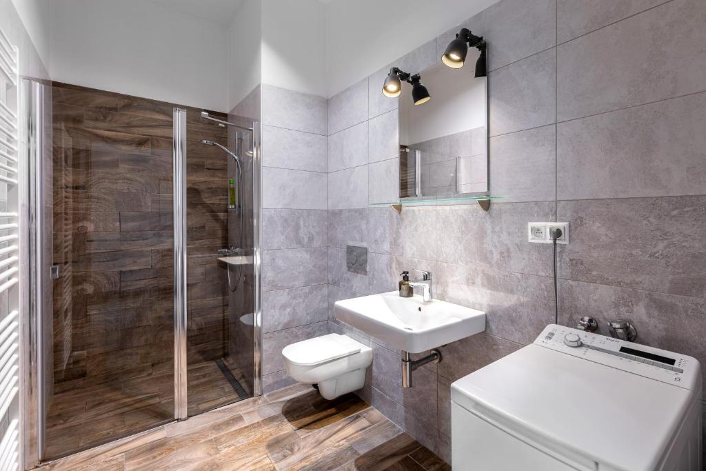 A bathroom at Skackavá - beautiful new apartment in direct centrum, 24h self check-in