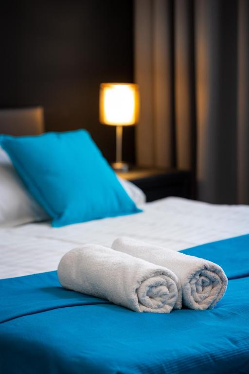 A bed or beds in a room at Skackavá - beautiful new apartment in direct centrum, 24h self check-in