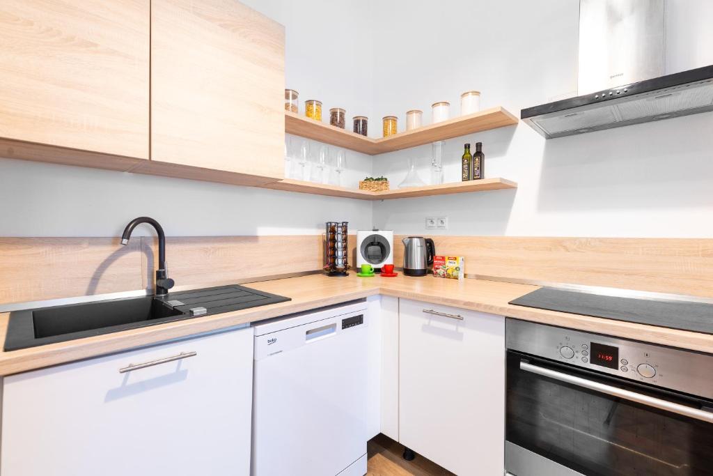 A kitchen or kitchenette at Skackavá - beautiful new apartment in direct centrum, 24h self check-in