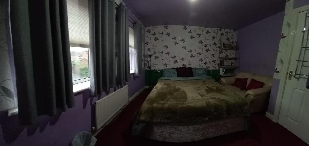 una camera con letto in una camera viola di Jodefa 1 a Walsall