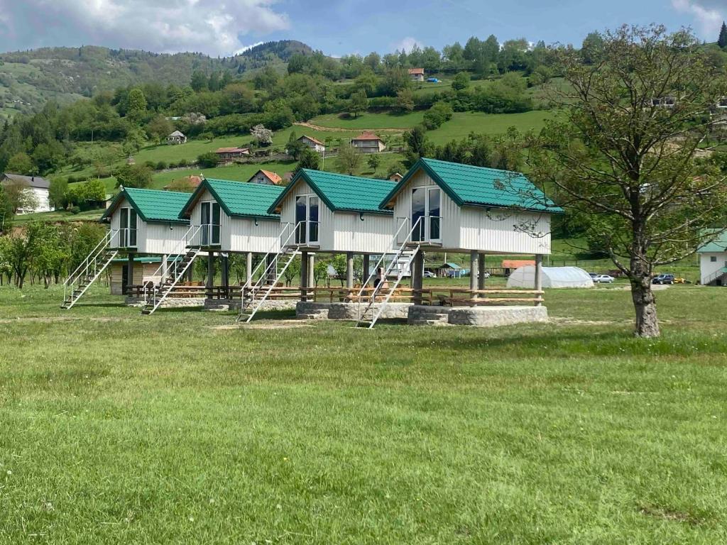 une maison avec un toit vert dans un champ dans l'établissement Begov kamp, Plav, à Plav