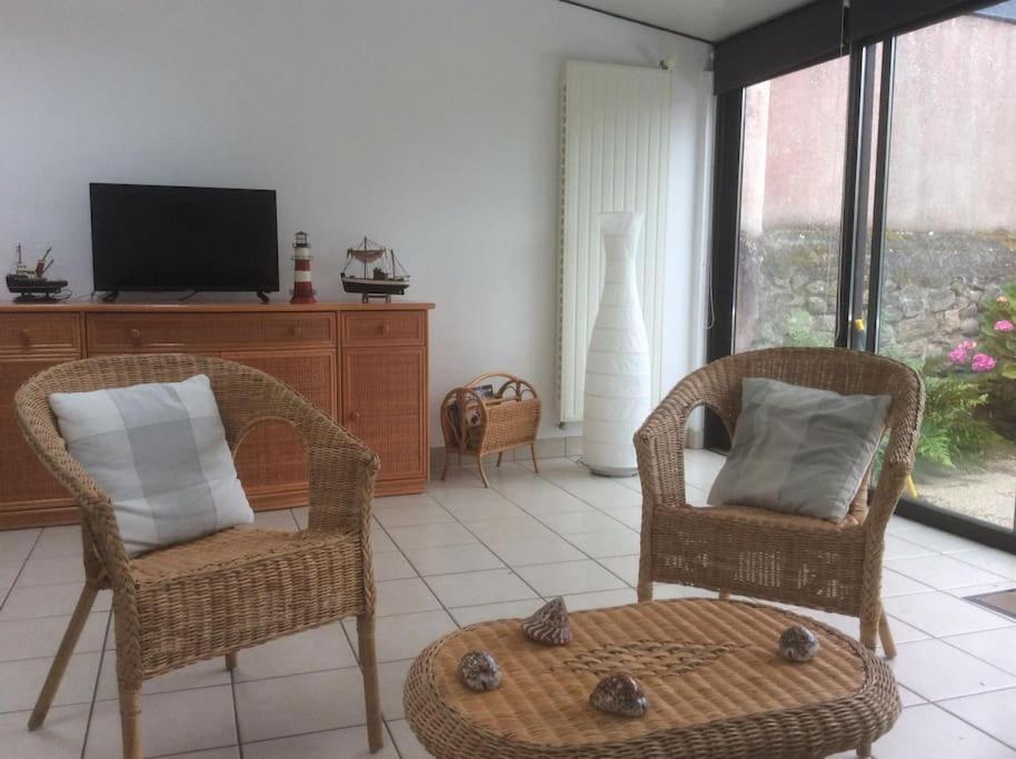 un salon avec deux chaises et une télévision dans l'établissement Vacances mer au CROISIC, au Croisic