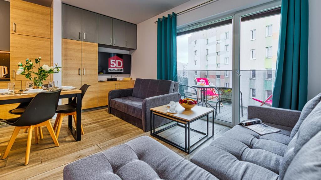 5D Apartamenty Fredry 2/47 في كولوبرزيغ: غرفة معيشة مع أريكة وطاولة
