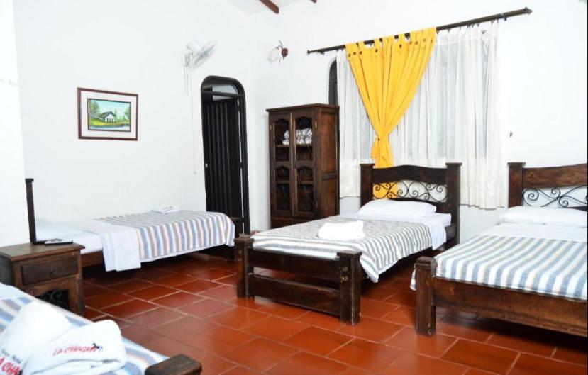 Habitación con 3 camas en una habitación con: en Finca Hotel la Chagra, en Pueblo Tapado