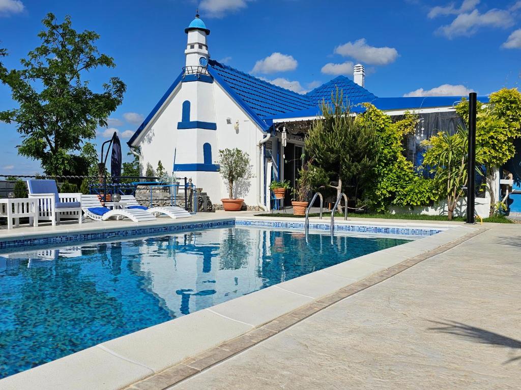 Bazén v ubytování Vila Santorini Nacionalni Park Fruška Gora nebo v jeho okolí