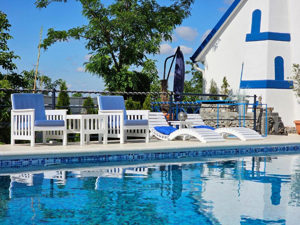 Bazén v ubytování Vila Santorini Nacionalni Park Fruška Gora nebo v jeho okolí