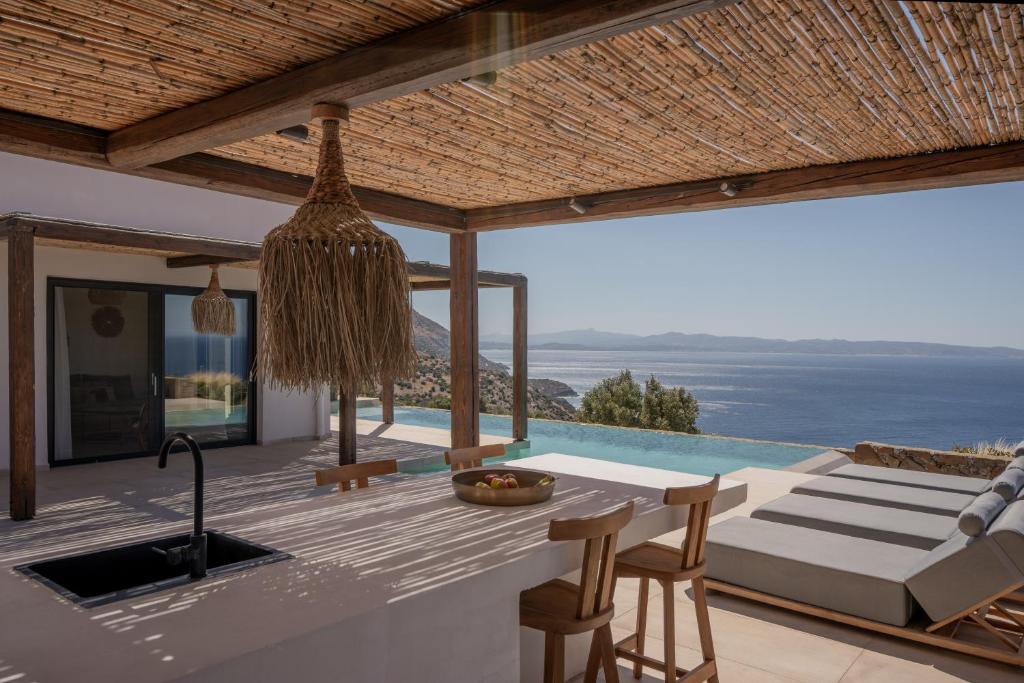 Una villa con cocina y vista al mar. en ArtOikia Luxury Villas, By Hellocrete, en Saktoúria