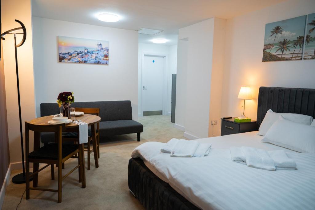 Postel nebo postele na pokoji v ubytování Digbeth Aparthotel