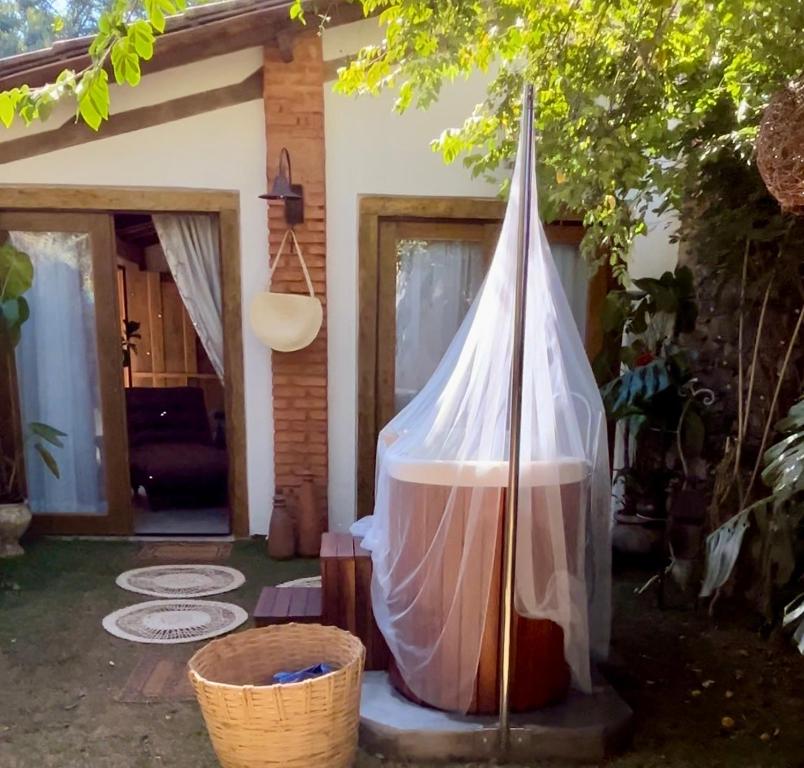 Segredo da Serra Guest House في تيرادينتيس: خيمة في ساحة منزل