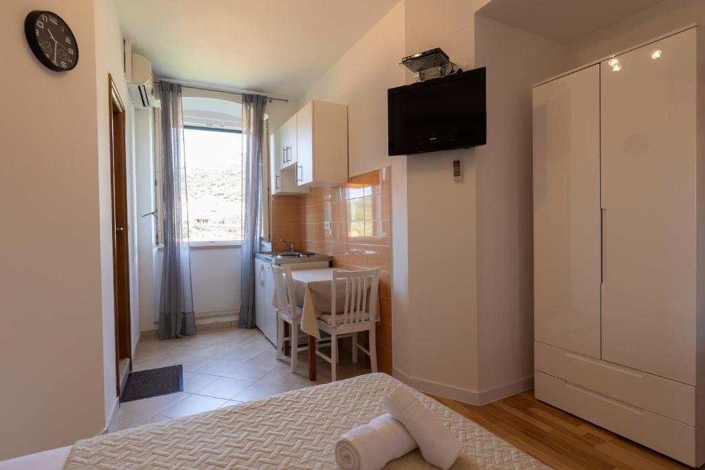 een kleine kamer met een bed en een keuken bij Villa Violić in Zaton